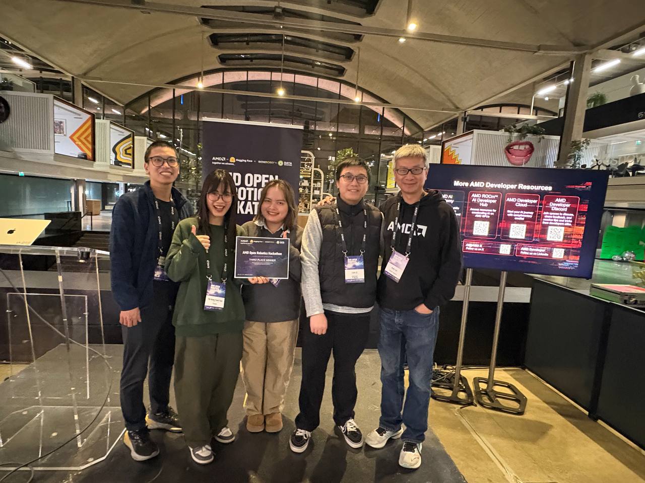 Tihado Team receiving the 3rd Prize