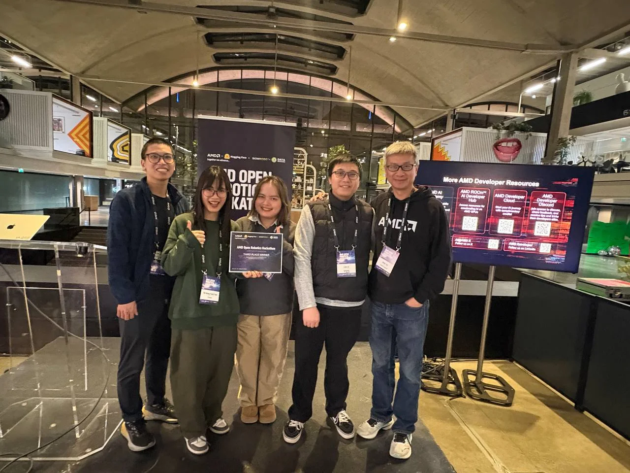 Tihado Team receiving the 3rd Prize